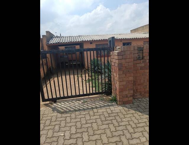 2 BEDROOM HOUSE FOR SALE IN MOFOLO CENTRAL